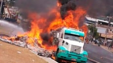 Carreta com 11 toneladas de papelão pega fogo e fecha Av. JK. Trânsito foi liberado por volta das 17h 3 caminhao whatsapp e1412634065662