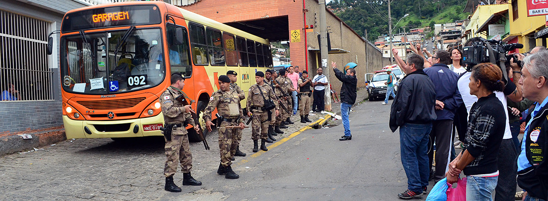 Em frente à garagem da Viação Santa Luzia, no Bandeirantes, PM fez isolamento para garantir a saída dos coletivos na tarde desta sexta (Foto: Olavo Prazeres)