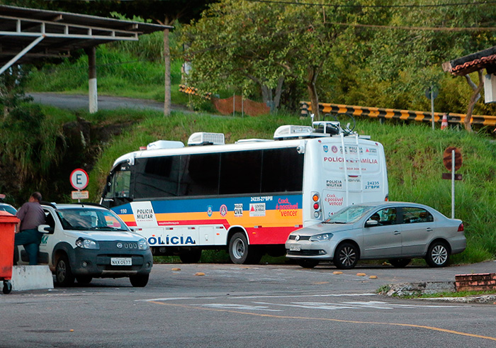 Ação federal contra crack fica no papel 1 Microônibus equipados com sistema de videomonitoramento estão parados, sem utilização, no pátio do 2º Batalhão de Polícia Militar (Foto: Fernando Priamo)