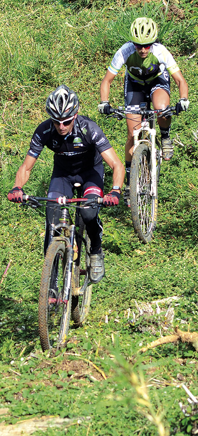 Marathon Cup deve reunir campeões do mountain bike 1 De olho na próxima etapa da Copa Internacional, em junho, em São João Del Rei, os feras locais Robson Aloísio e Roberta Stopa treinam forte e vão testar sua performance no próximo domingo, no Marathon Cup (Foto: Olavo Prazeres)