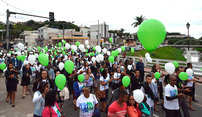 Com balões que representavam a paz e a esperança, milhares de pessoas, segundo a organização, saíram em caminhada pelo Centro (Foto: Marcelo Ribeiro)