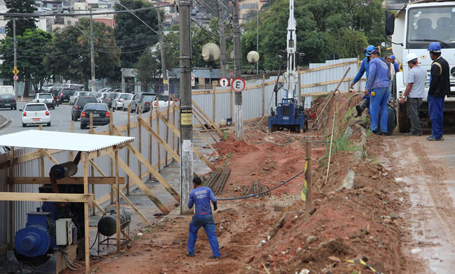 Estacas de muro de contenção do acesso à Rua Maria Perpétua são instaladas 1 ponte lagrota gil veloso 2