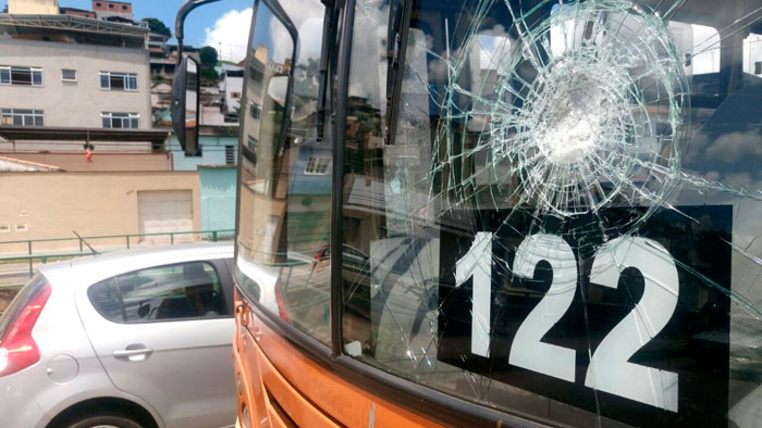 Bando tenta parar ônibus, e motorista acaba ferido 1 Foto: Leonardo Costa/26-12-16