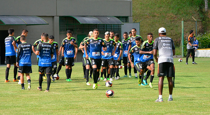 O técnico Ailton Ferraz promoveu mudanças no meio-campo e no ataque para buscar a segunda vitória da equipe no estadual. Foto: Marcelo Ribeiro