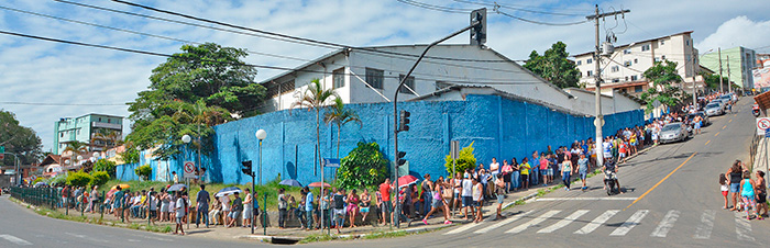 Juiz-foranos lotam postos de vacinação durante sábado de campanha contra a febre amarela 1 Fila na Uaps do Bairro São Pedro dobrou a esquina (Foto: Marcelo Ribeiro)