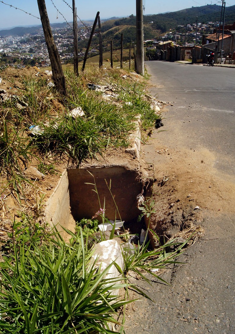 Além do risco de tropeções e quedas, equipamentos urbanos estão acumulando lixo e alguns precisam de capina no entorno alem do risco de tropecoes e quedas equipamentos urbanos estao acumulando lixo e alguns precisam de capina no entorno1 e1410956424596