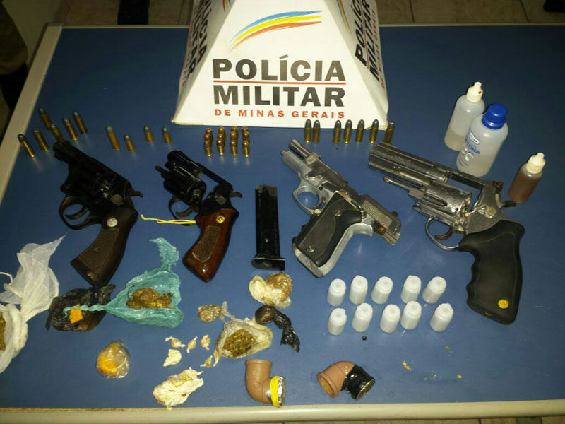 PM apreende quatro armas e drogas em chopada no Linhares 1 Material foi apreendido em uma escola de samba