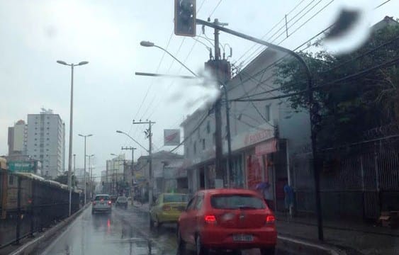 Pancada de chuva muda o tempo em JF 1 chuva ju duarte