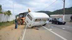 Kombi tombou e derramou óleo na pista