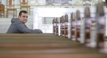 Outras ideias, com Padre Pierre 1 sou padre 24 horas vou ao shopping como padre ao cinema gosto muito de circo