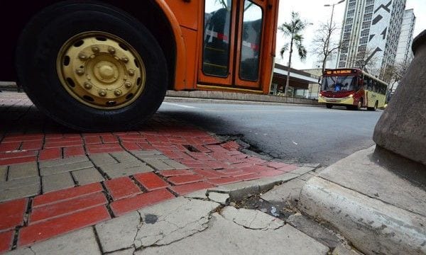 Buraco em traffic calming na pista central da Rio Branco 1 vida olavo2