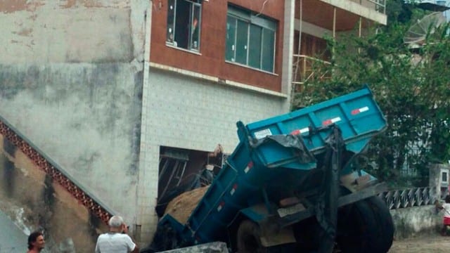 Caminhão perde freio e atinge casa no Monte Castelo 1 Erick Neris