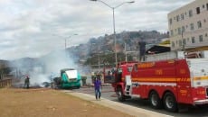 Carreta com 11 toneladas de papelão pega fogo e fecha Av. JK. Trânsito foi liberado por volta das 17h 4 FOGO SANDRA1