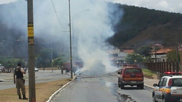 Carreta com 11 toneladas de papelão pega fogo e fecha Av. JK. Trânsito foi liberado por volta das 17h 8 IMG 20141006 WA0008