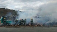 Carreta com 11 toneladas de papelão pega fogo e fecha Av. JK. Trânsito foi liberado por volta das 17h 6 caminhao sandra