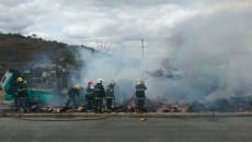 Carreta com 11 toneladas de papelão pega fogo e fecha Av. JK. Trânsito foi liberado por volta das 17h 5 caminhao sandra1 e1412610747149
