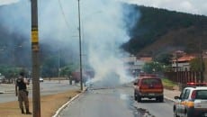 Carreta com 11 toneladas de papelão pega fogo e fecha Av. JK. Trânsito foi liberado por volta das 17h 1 caminhao sandra