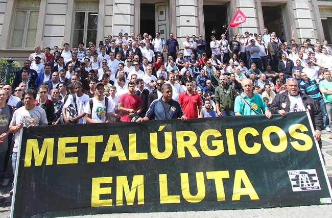  Cerca de 400 funcionários estiveram na Câmara Municipal para pedir apoio do Legislativo