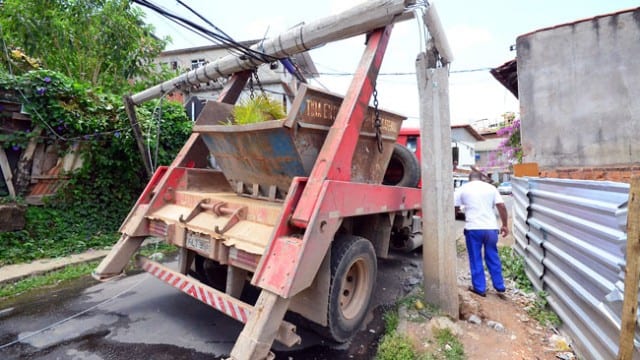 Caminhão derruba poste e deixa moradores sem energia na Cidade Alta 2 poste olavo