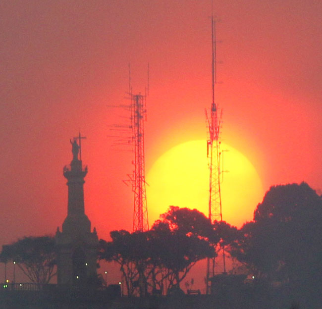 Temperatura atinge recorde histórico em JF 1 Céu avermelhado no pôr do sol foi um dos fenômenos decorrentes da névoa que tomou conta da cidade
