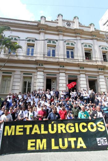 Reunião em Brasília discute futuro da Mercedes em JF 2 trabalhadores da mercedes benz lotaram ontem o plenario da camara municipal