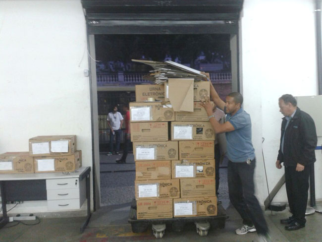 Felipe Couri urna chegando felipe