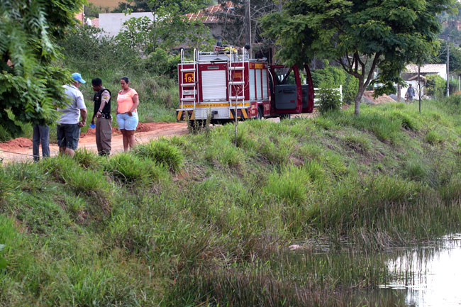 Bombeiros retiraram o corpo de dentro do açude