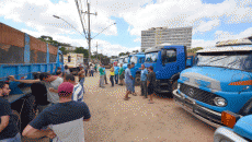 Caçambeiros fazem nova manifestação no Centro 1 cacambeiros olavo 21
