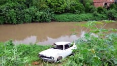 Carro é retirado do Rio Paraibuna 1 carro olavo 31