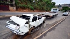 Carro é retirado do Rio Paraibuna 2 carro olavo 41