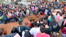 Corpo de jovem Matheus Goldoni é enterrado no Cemitério Municipal 1 enterro olavo e1416325249454