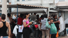 Mesmo com chuva, juiz-foranos comparecem à Feira da Gratidão 1 feira 4