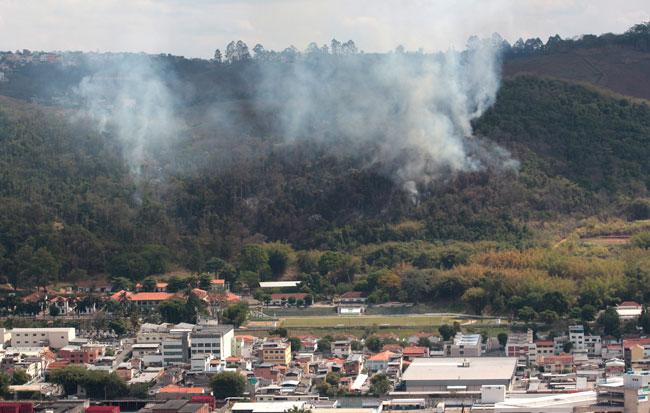 Combate é dificultado devido à mata fechada e ao terreno íngreme
