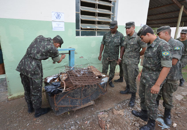 Gincana do Exército recolhe 3,5 toneladas de entulhos 1 Limpeza aconteceu em uma área de 14 quilômetros quadrados
