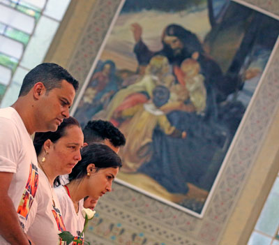 Pais e irmãos de Matheus Goldoni acompanharam a missa emocionados