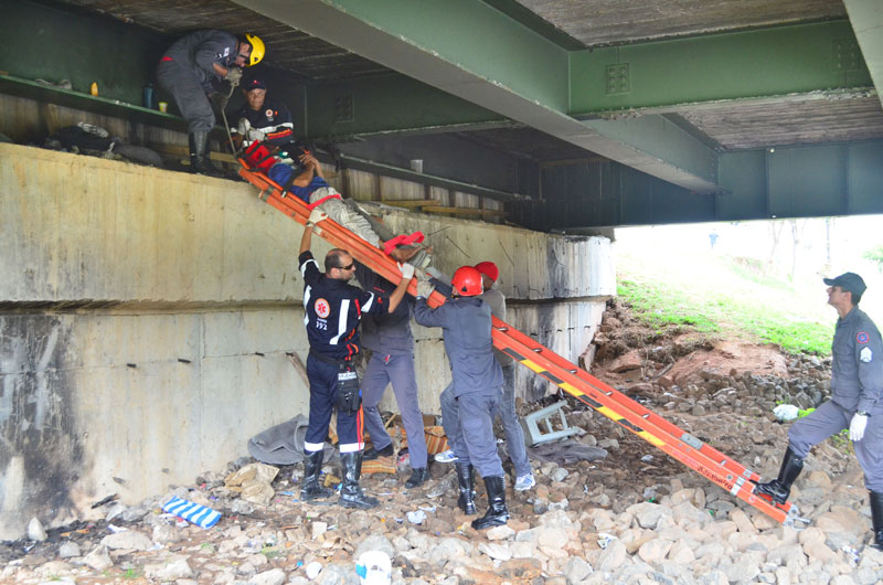 Bombeiros resgatam morador de rua após espancamento 1 Equipes do Samu e do Bombeiros fizeram o resgate