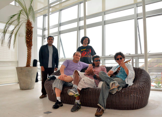 Quinteto de Juiz de Fora mistura rock, samba e outras bossas no seu álbum de estreia