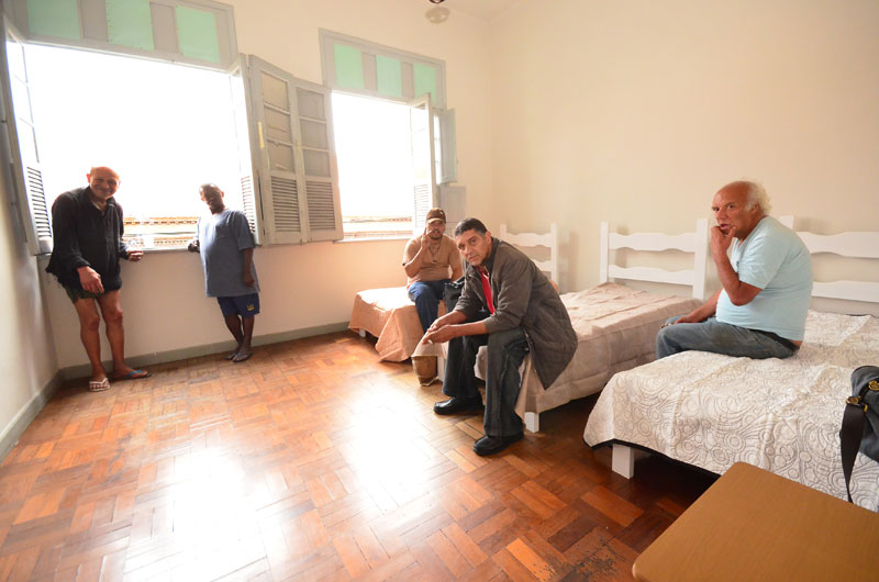 Olavo Prazeres/18-09-2014 Pacientes passeiam pelos cômodos da nova moradia. Waltencir Medeiros (ao centro) ainda escolheu o quarto e a cama que mais gostou