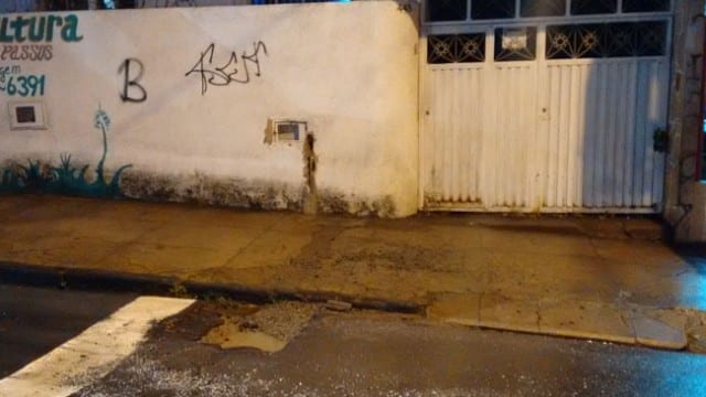 Buraco na Moraes e Castro provoca dano em carro 2 vu buraco foto do leitor João Victor Brandão