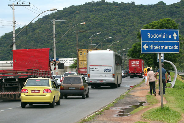 Táxi e carro caem no Paraibuna após batida na Brasil 2 Trânsito ficou lento nas proximidades do acidente pela manhã