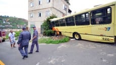Ônibus invade casa no Jardim de Alá 2 acidente alá olavo