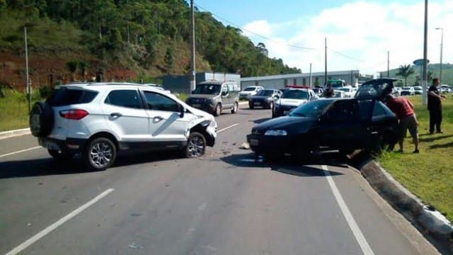 Acidente deixa trânsito lento na Deusdedit 2 acidente olavo 21
