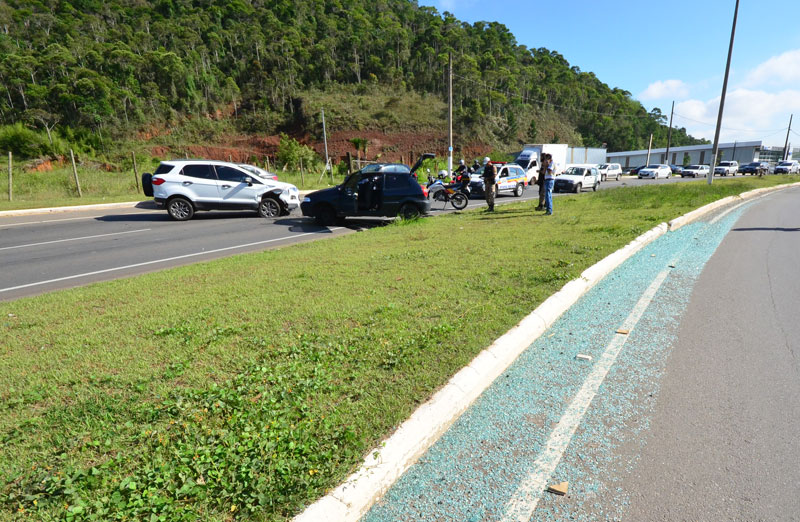 Com acidente, carros que passam pela via precisam usar o acostamento, causando lentidão no sentido BR-040