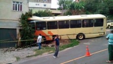 Ônibus invade casa no Jardim de Alá 1 acidente olavo1