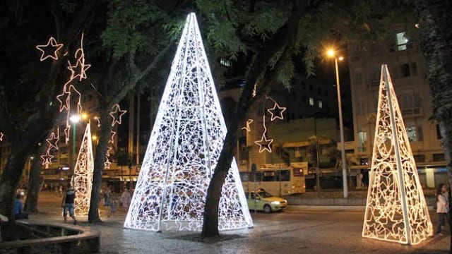Árvores luminosas são instaladas no Parque Halfeld 2 arvore luminosa divulgação pjf