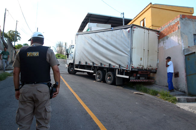 Caminhão atinge casa no Bairro de Lourdes 1 Veículo não aguentou subir a via íngreme