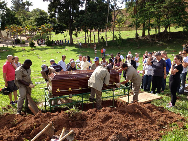 Amigos e familiares acompanharam o sepultamento