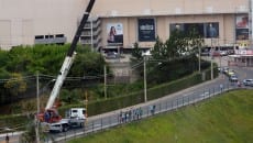 Carro desce barranco após batida em rotatória na Zona Sul 1 a2