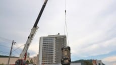 Carro desce barranco após batida em rotatória na Zona Sul 4 aaaa1