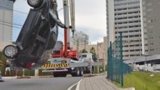 Carro desce barranco após batida em rotatória na Zona Sul 5 aaaaa2